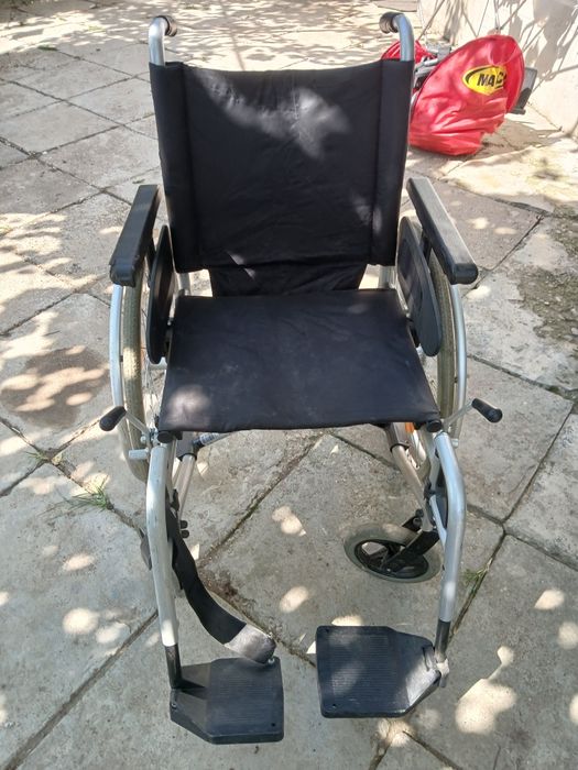 Scaun cu rotile pentru persoane cu dizabilitati