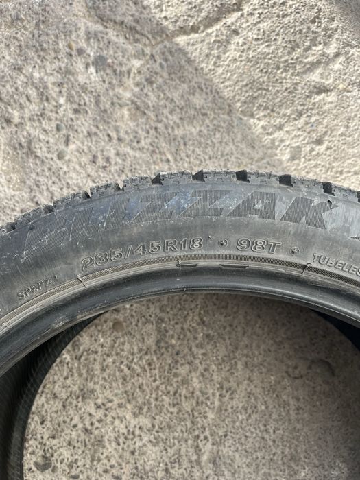 Продам резину 235,45,18
