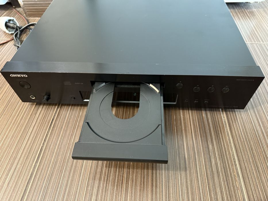 Onkyo C-7030 качествен CD Player