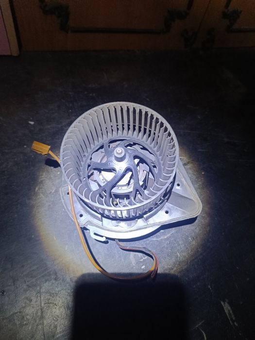 Моторчик печки на Audi A4.