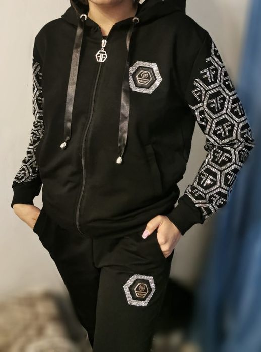 Продам черный , женский костюм