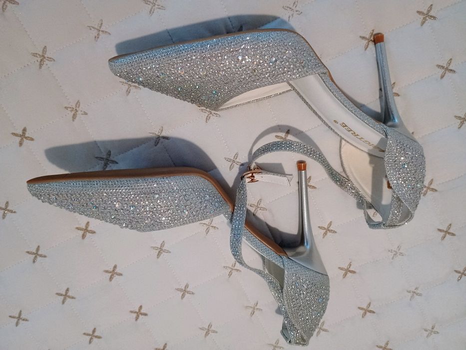 Сребристи обувки