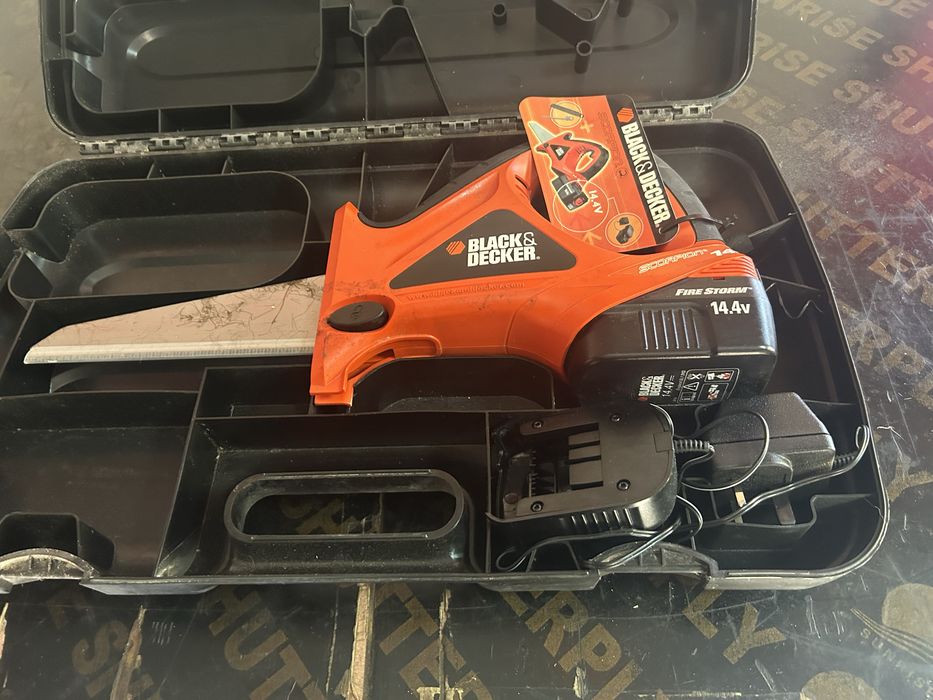 Прав трион на батерия BLACK AND DECKER