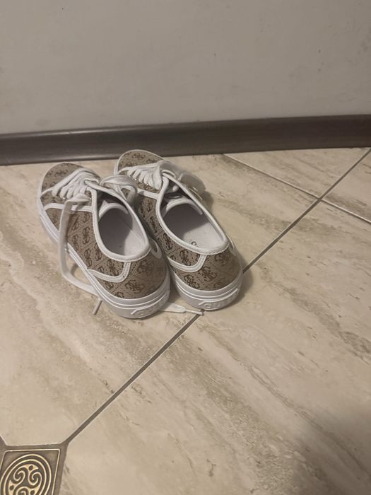 Обувки Guess нови