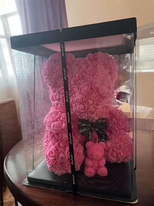 Мече от рози и малка свещ мече