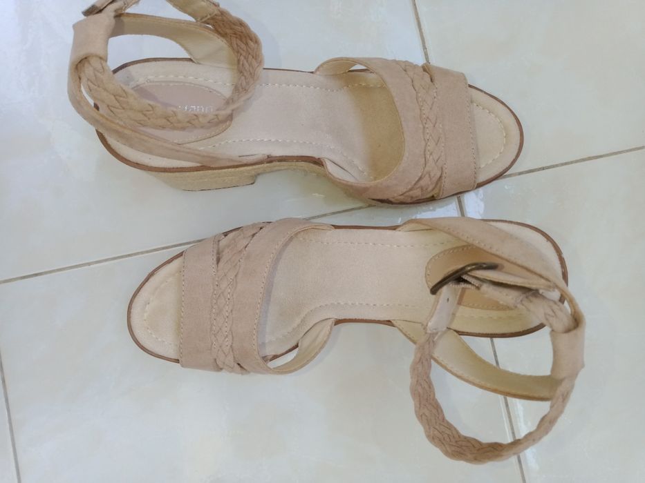 Sandale elegante, comode, 50 lei preț negociabil