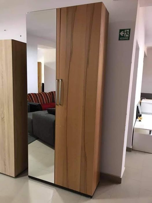 Dulapuri noi , hol spatii inguste