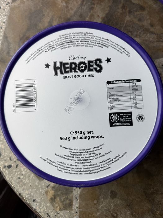 Продавам бонбони Celebrations и Heroes-