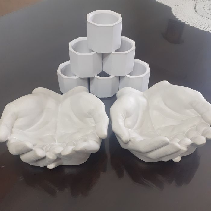 Кашпи,ръце, обувки и фламинго  за декориране.