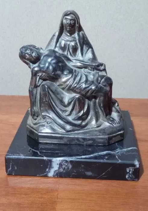 Statueta religioasa reprodusa dupa sculptura Pieta a lui Michelangelo