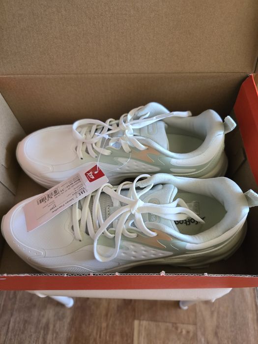 Новые кроссовки Xtep 37р.