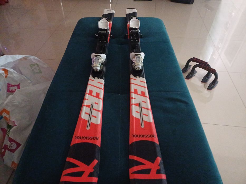 Ски Hero Rossignol в перфектно състояние има и обувки към тях в профил