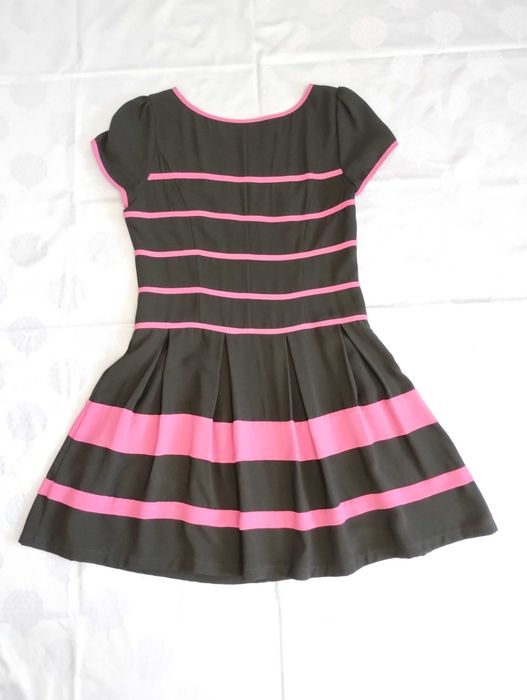 Rochie neagră cu dungi roz închis