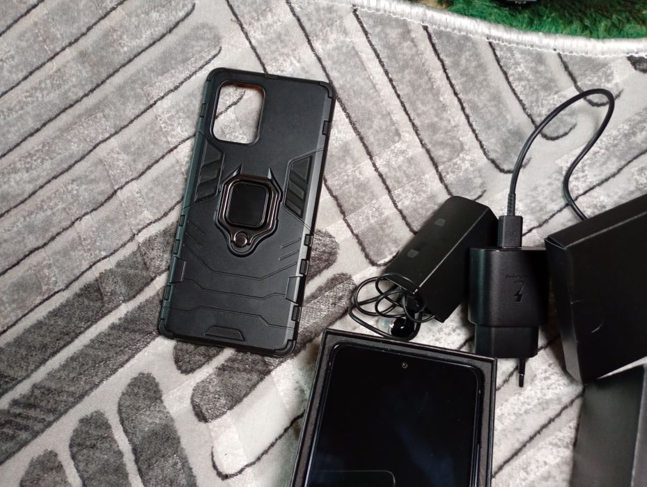 Предлагам неупотребяван мобилен телефон Samsung S10 Lite