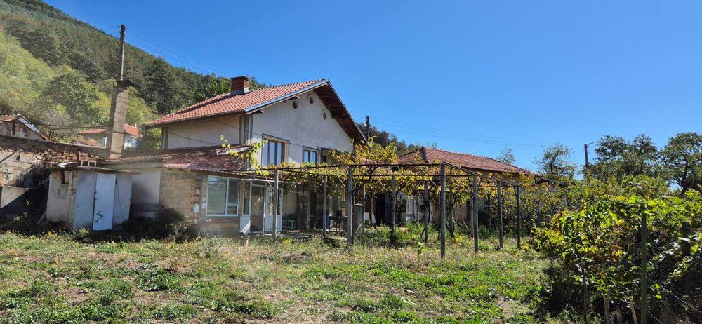 Къща с двор в село Горно Изворово