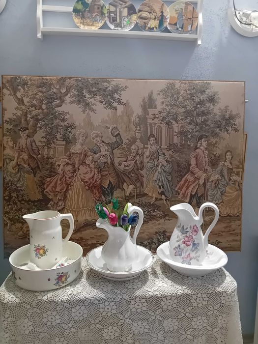 Порцеланови старинни комплекти за баня