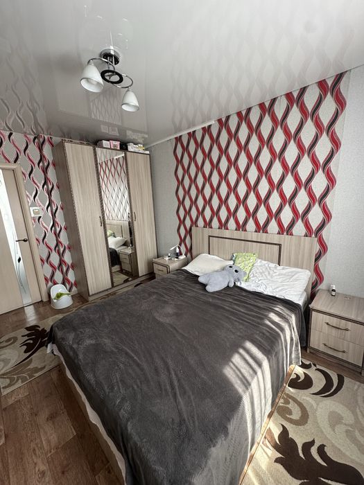 Спальный гаринитур , кровать