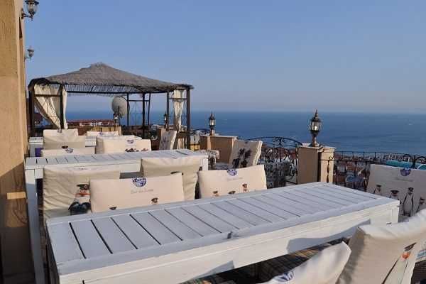 Хотел в Свети Влас с басейн на последния етаж.