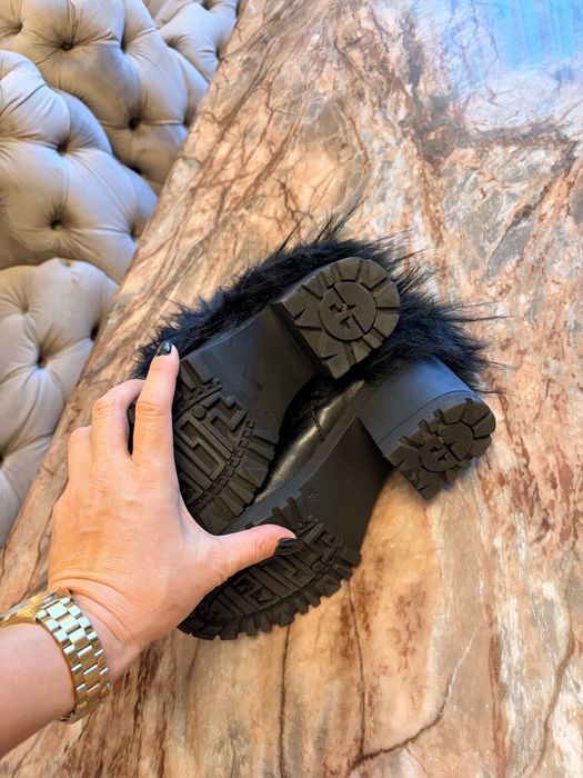 Bocanci de piele cu blana!Marimea 38