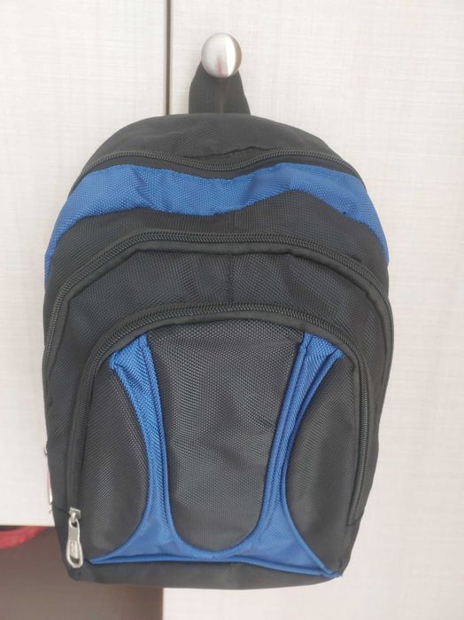 Rucsac negru‑albastru, compact și încăpător
