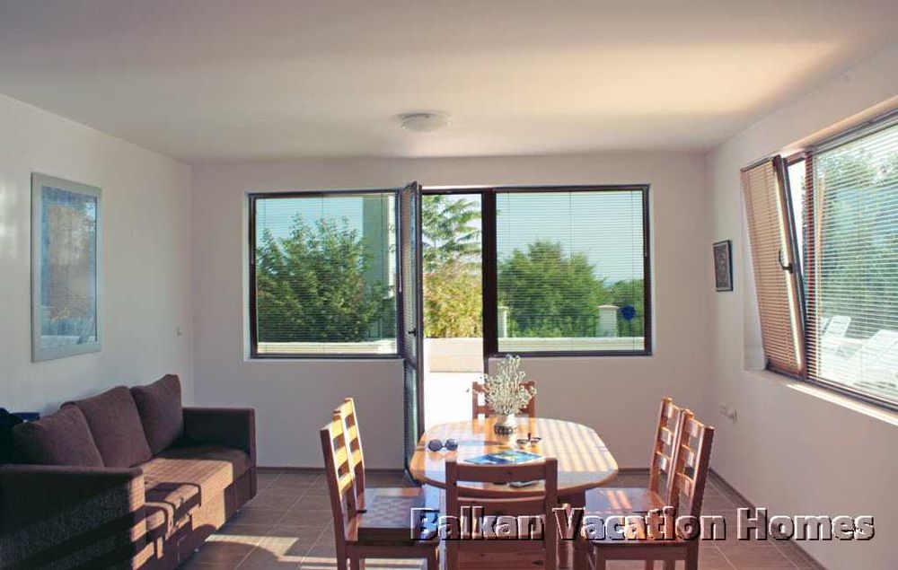 Просторен тристаен апартамент в комплекс в покрайнините на Балчик