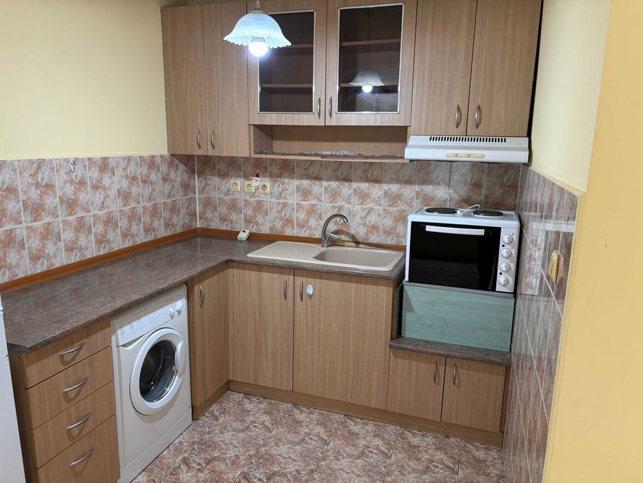 0888338215 Продавам употребявано  кухненско  обзавеждане  включващо шкафове  печка аспиратор пералня   Уредите са  почти нови и работещи
