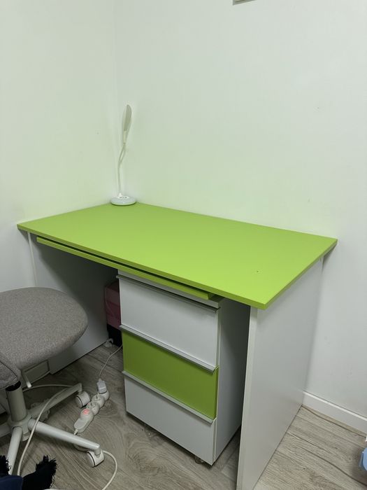 Vand birou de 110x60, se deschide are inca o parte facandu se mai mare