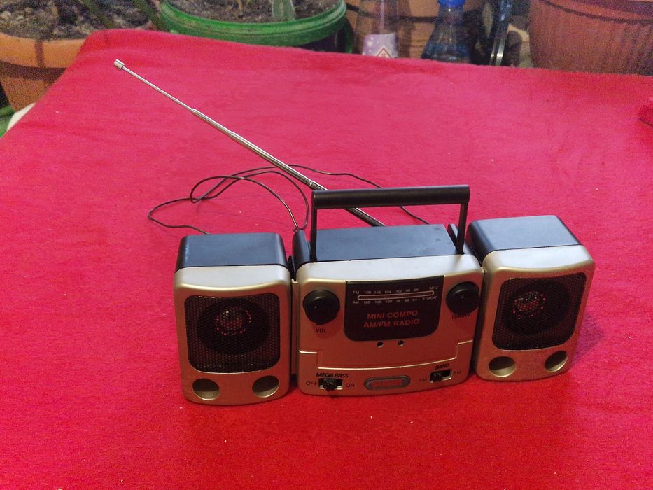 Mini radio cu boxe detașabile perfect funcțional