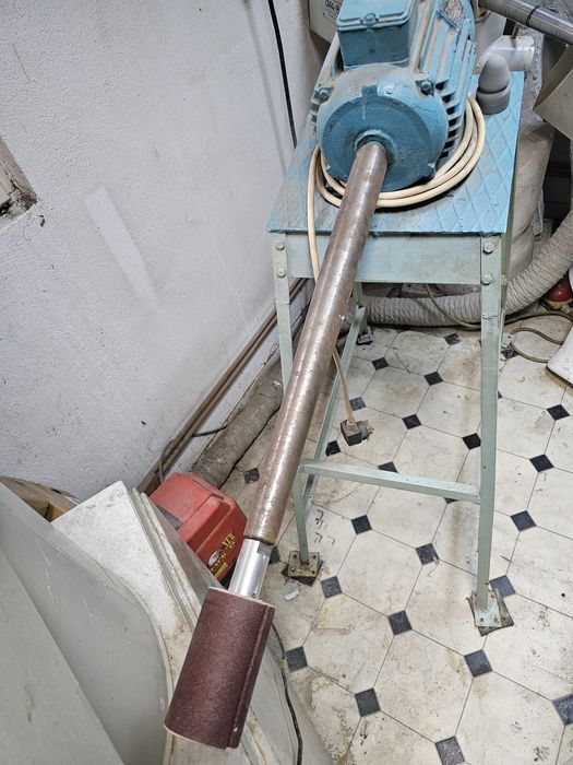 polizor cu ax lung pe stativ