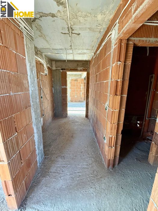 Самостоятелна триетажна къща с гаражи и дворно място