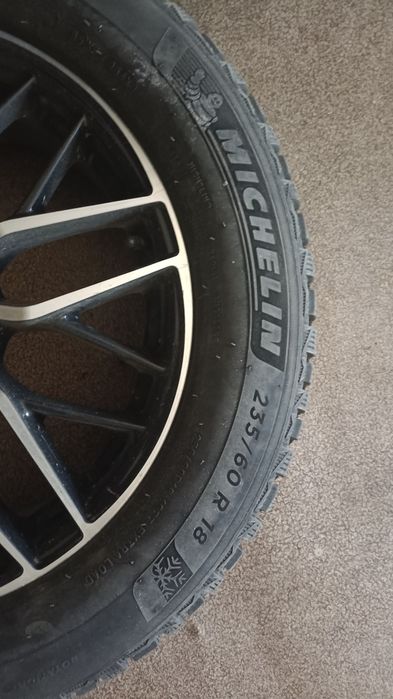 Продам зимние шины с дисками 235х60х18