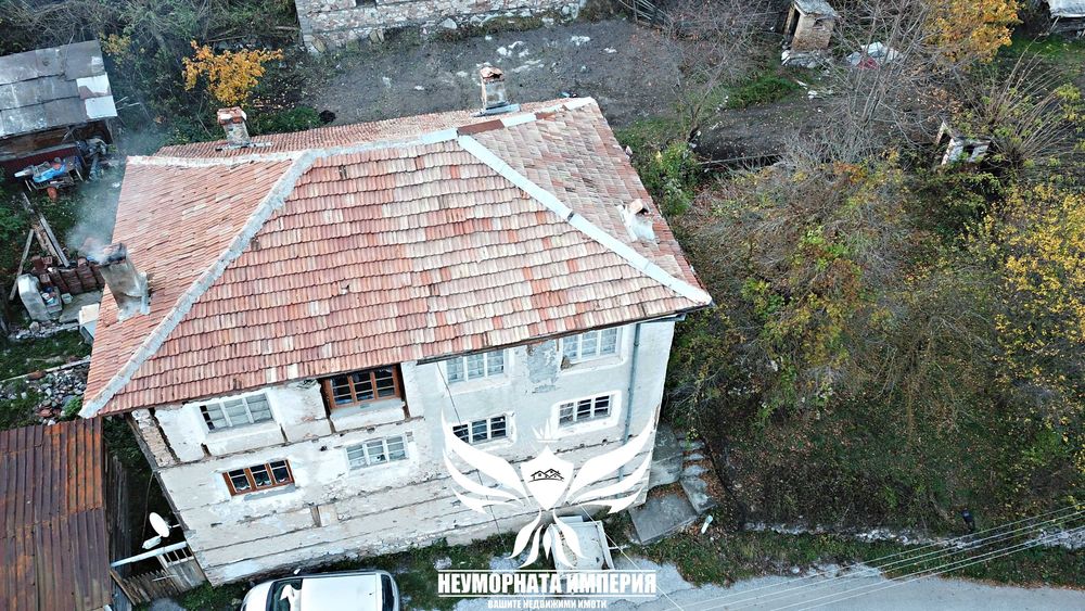 Продавам триетажна вила/къща 193РЗП с 220кв.м. двор в село Дряново община Лъки