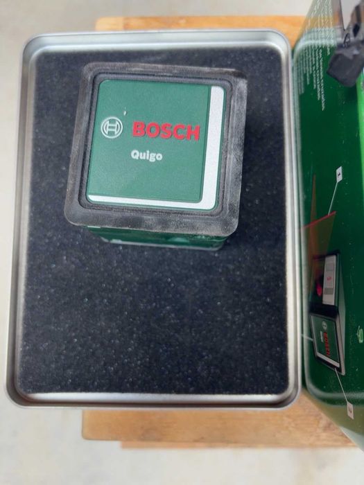 Bosch Quigo Laser cu Linii Incrucisate + Clema Universala MM2 + Cutie Metalica Originala