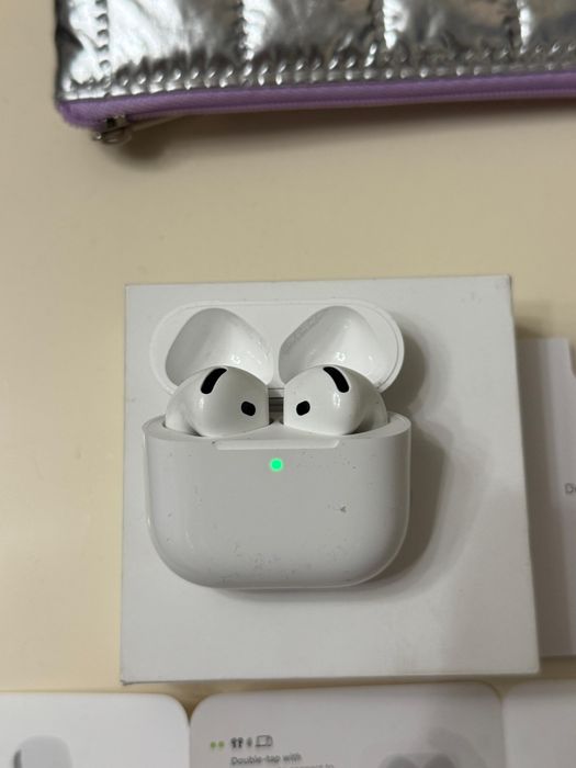 Casti Air Pods 5 albe