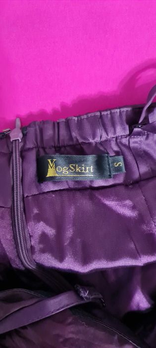 Платье на съемных бретелях с камнями(каждый кам пришит)из плотн атласа