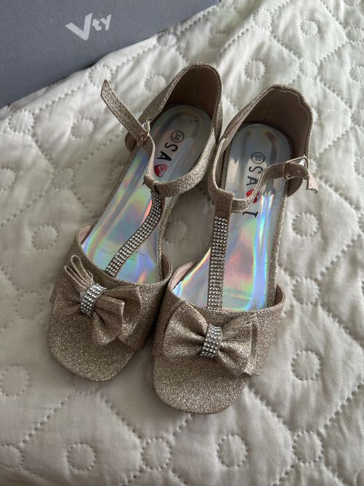 Детски сандали на ток