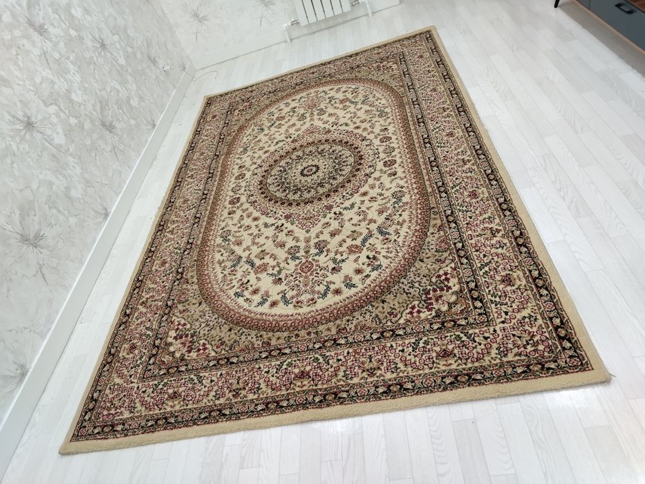 Продам ковёр состояния нового