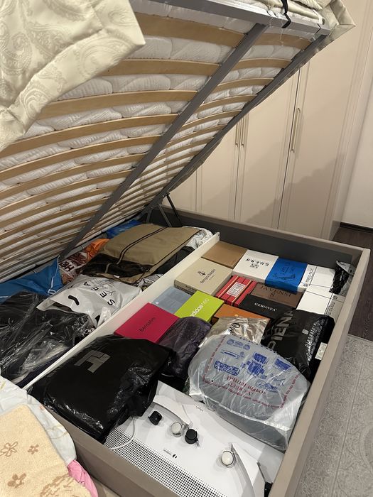 Продам спальную кровать.