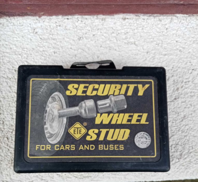 Секретни болтове за Рено