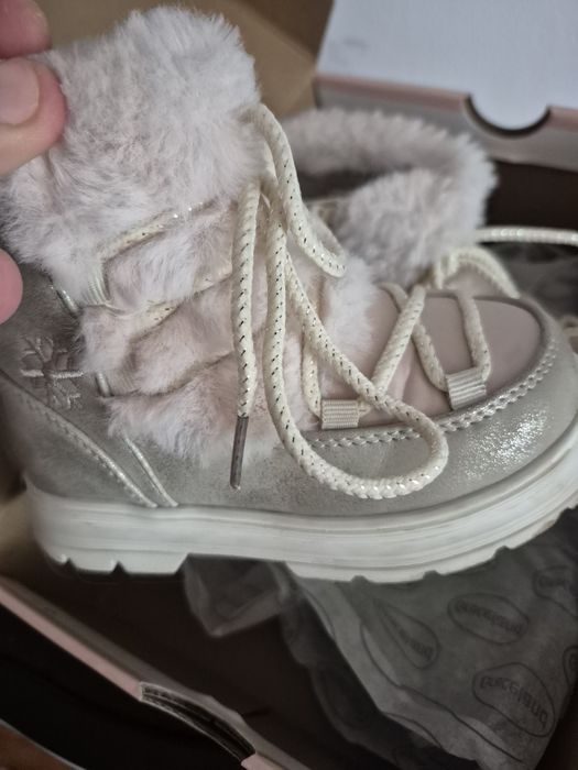 Ghete si adidasi fetite. Marimea 23