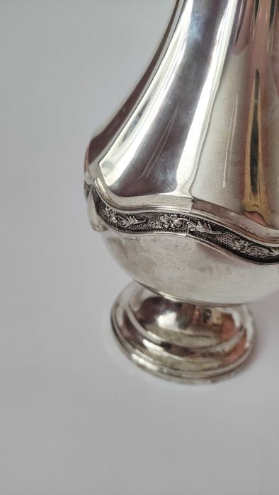 Масивна посребрена ваза с красива форма