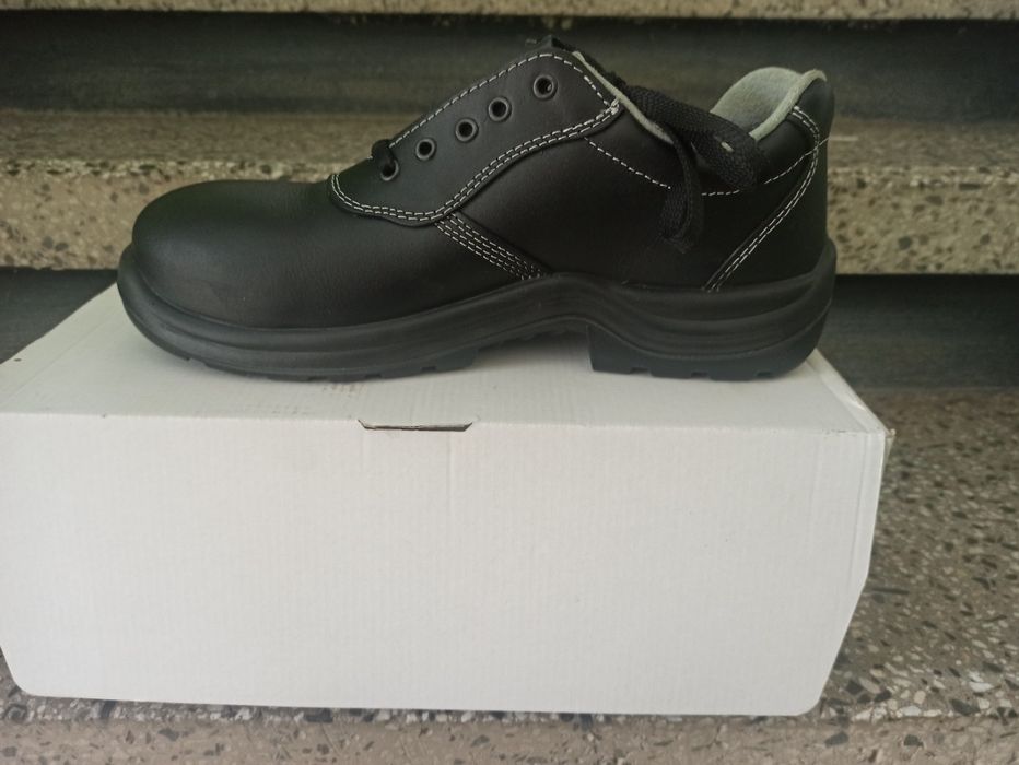 Работни обувки с метално бомбе