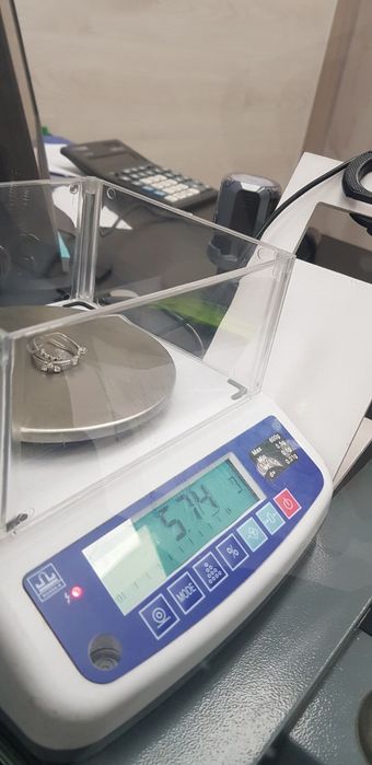СРОЧНО!!!Кольцо 750 пробы,с бриллиантами
