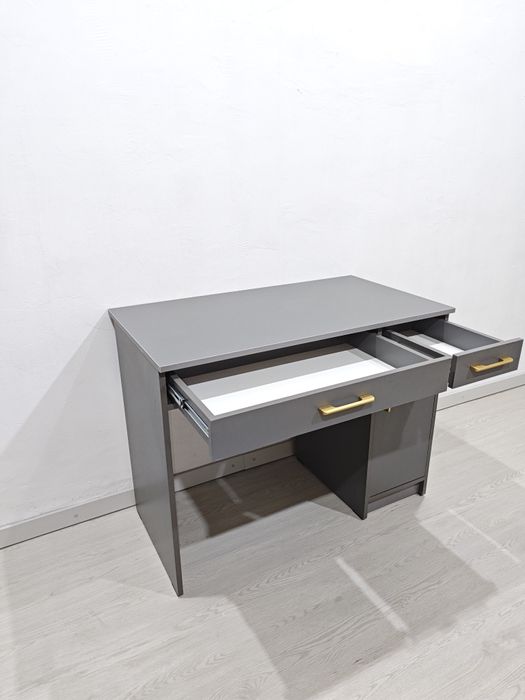 Письменный стол.