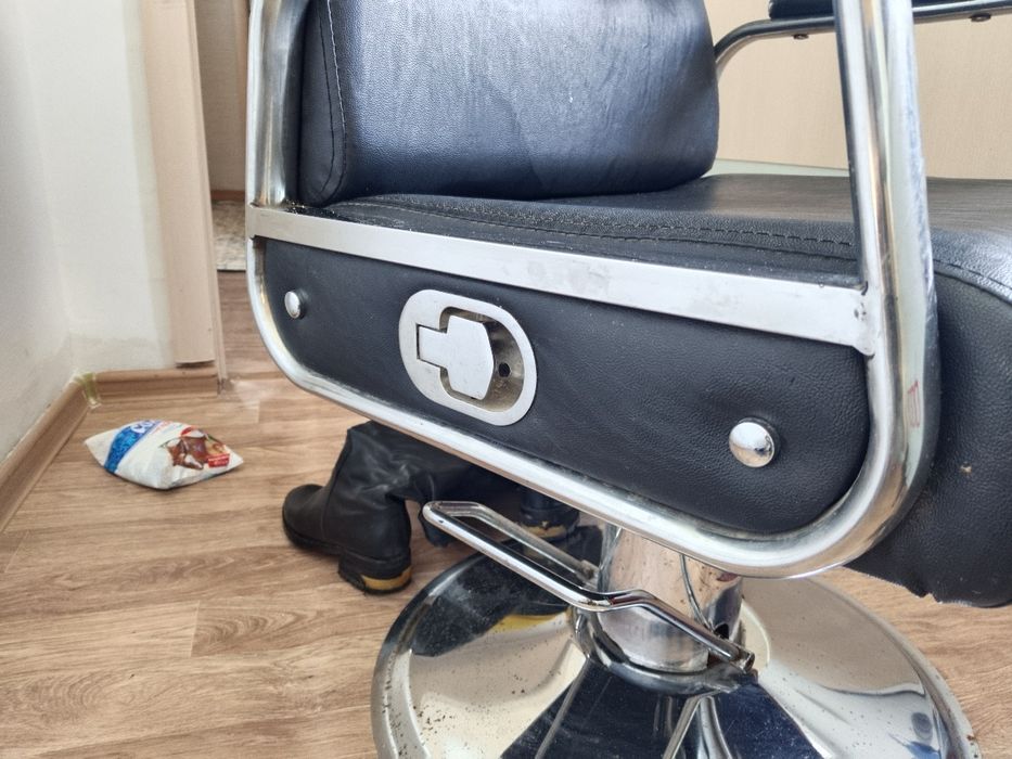 Продам парикмахерское кресло и зеркало.