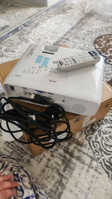 Proyektor : Epson EB-e20 sifatli yangi