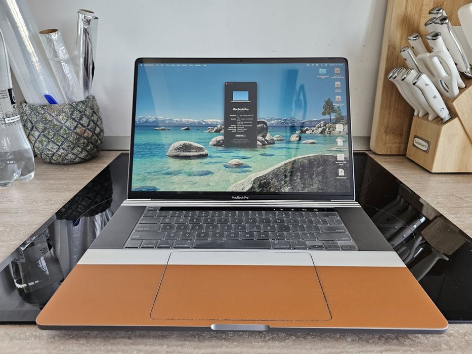 MacBook Pro 16" (2020) – 2.4 GHz i9 / 64GB / 2TB / Radeon Pro 5600M HBM2 – Stare Excepțională