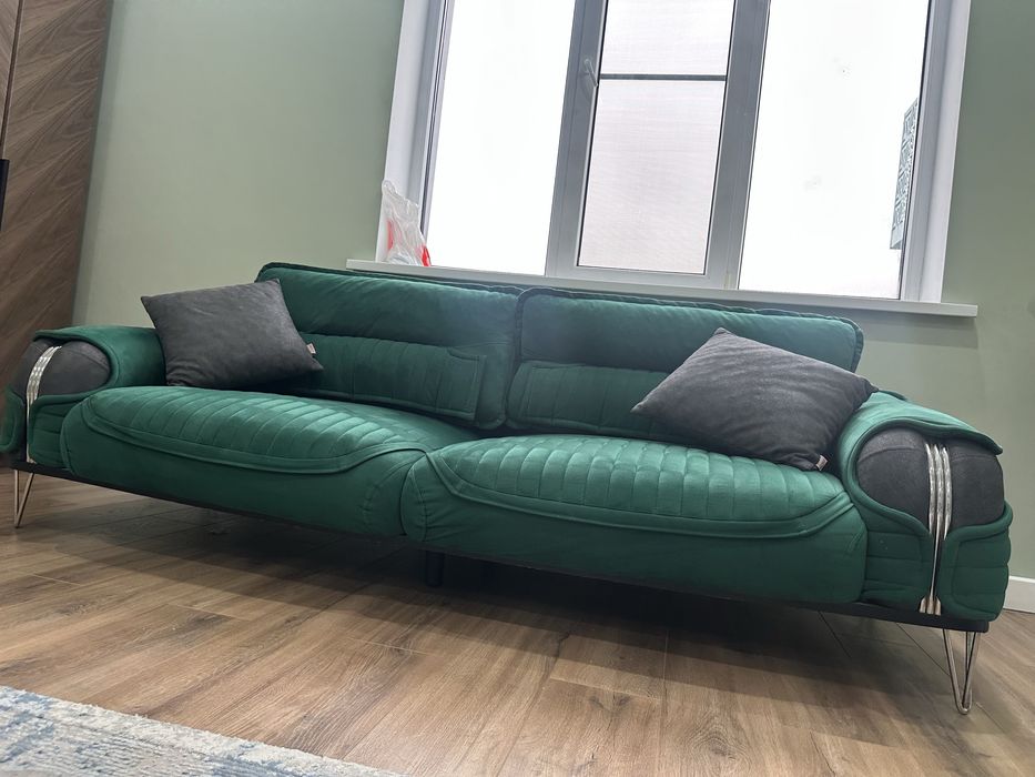 Диван в изумрудном цвете