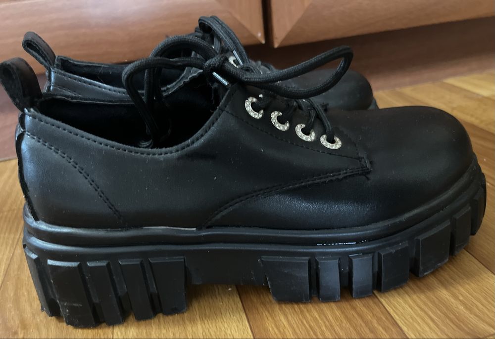 Черные туфли-лоферы на платформе (р. 38)