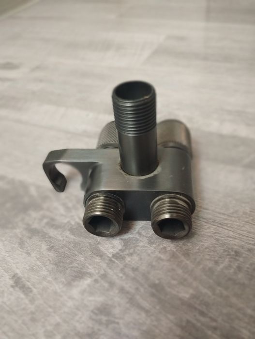 Угловой запорный кран с двумя выходами (чёрный матовый)